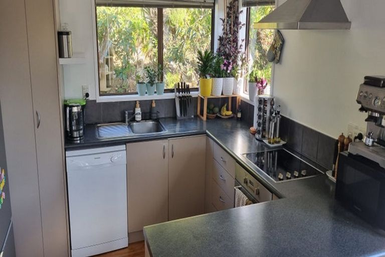 Photo of property in 11 Fernhaven Grove, Newlands, Wellington, 6037