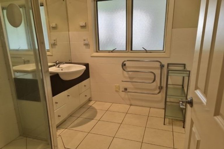 Photo of property in 37 English Oak Drive, Schnapper Rock, Auckland, 0632