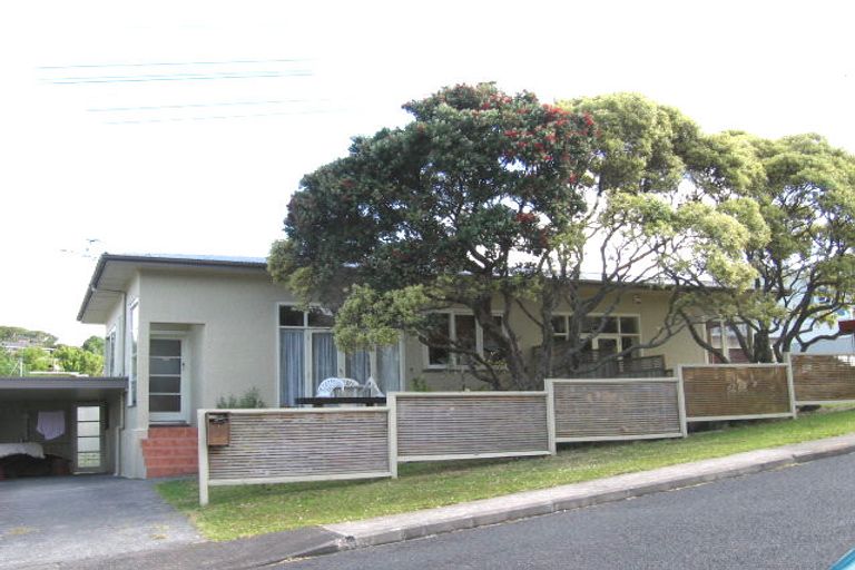 Photo of property in 1/1a Bevyn Street, Castor Bay, Auckland, 0620