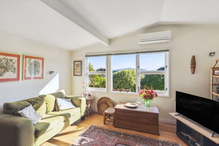 Photo of property in 16 Kakariki Grove, Waikanae, 5036