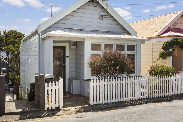 Photo of property in 23 Moir Street, Mount Victoria, Wellington, 6011