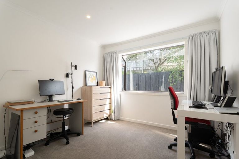 Photo of property in 8 Hillview Crescent, Paparangi, Wellington, 6037