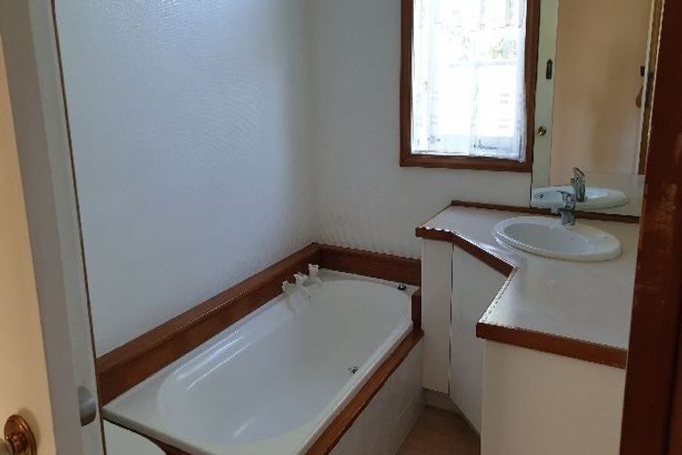 Photo of property in 475 Glenfield Road, Glenfield, Auckland, 0629