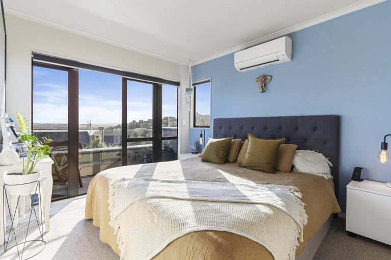 Photo of property in 2/79 Island Road, Beach Haven, Auckland, 0626