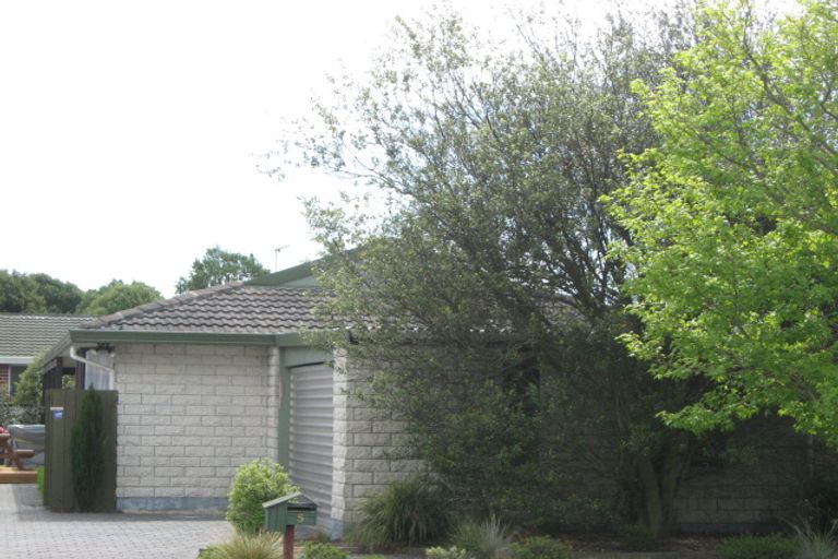 Photo of property in 5 Kruse Place, Redwood, Christchurch, 8051