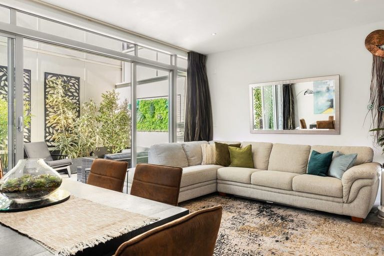 Photo of property in Las Olas De Cuba, 1/35 Torrens Terrace, Mount Cook, Wellington, 6011