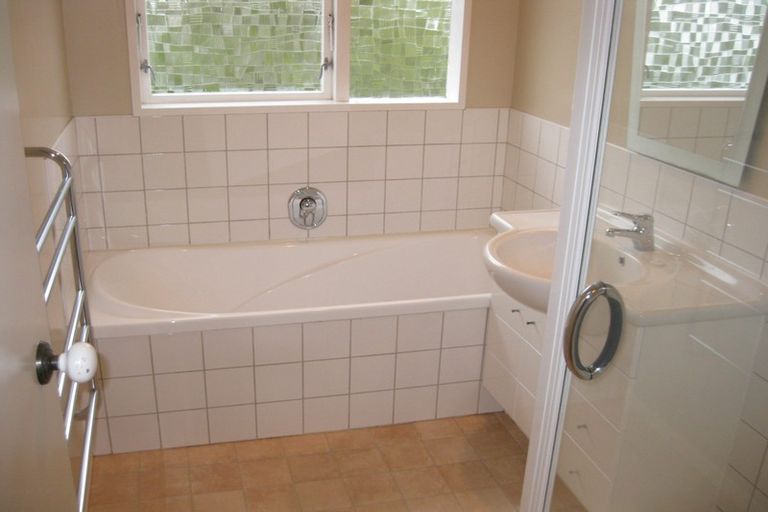 Photo of property in 215 Dowse Drive, Maungaraki, Lower Hutt, 5010