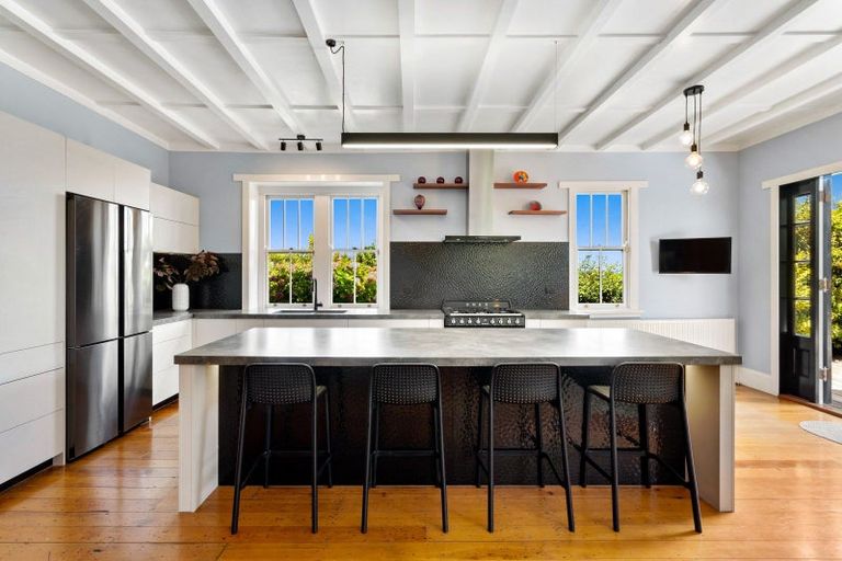 Photo of property in 28 Fitzroy Road, Bluff Hill, Napier, 4110