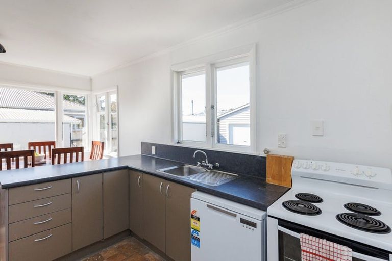 Photo of property in 12 Galway Avenue, Hokowhitu, Palmerston North, 4410
