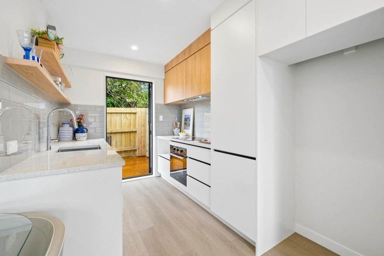 Photo of property in 2/92 Titirangi Road, New Lynn, Auckland, 0600