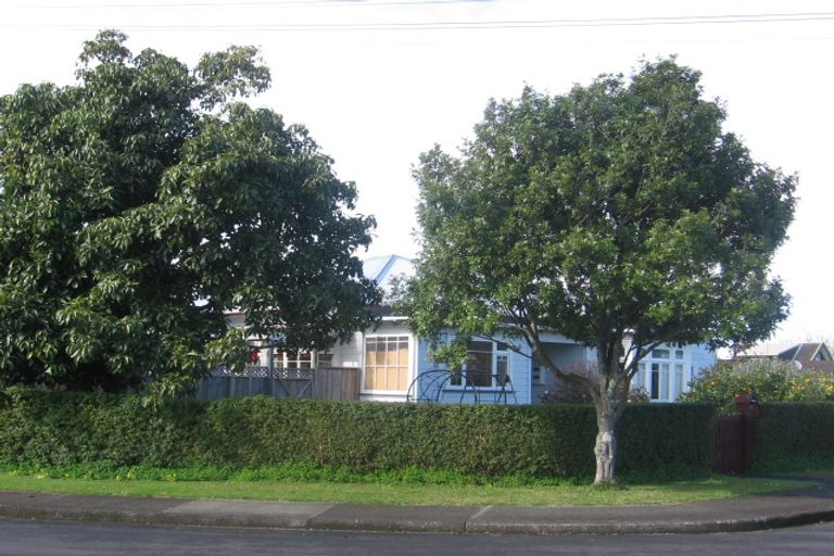 Photo of property in 16 Shortland Street, Regent, Whangarei, 0112