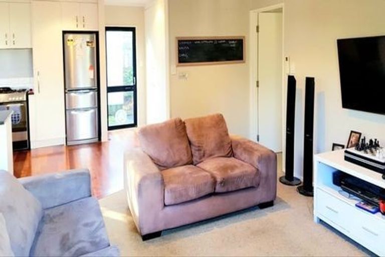 Photo of property in 2/20 Kamara Road, Glen Eden, Auckland, 0602