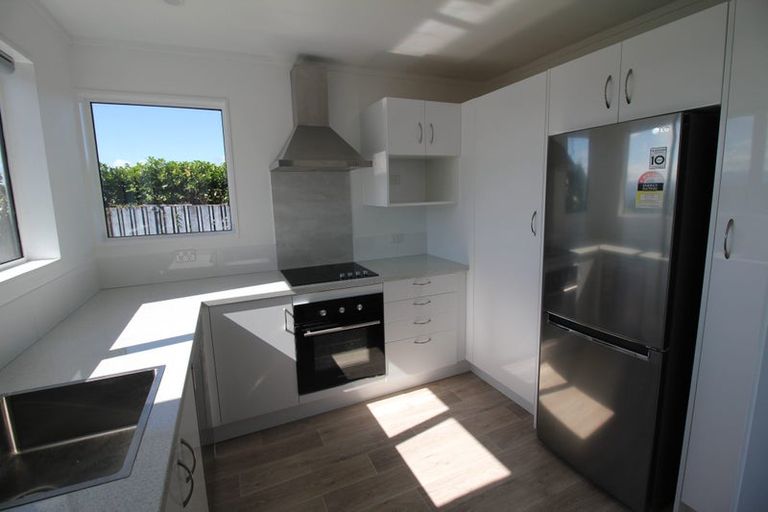 Photo of property in 14b Bayswater Place, Newlands, Wellington, 6037