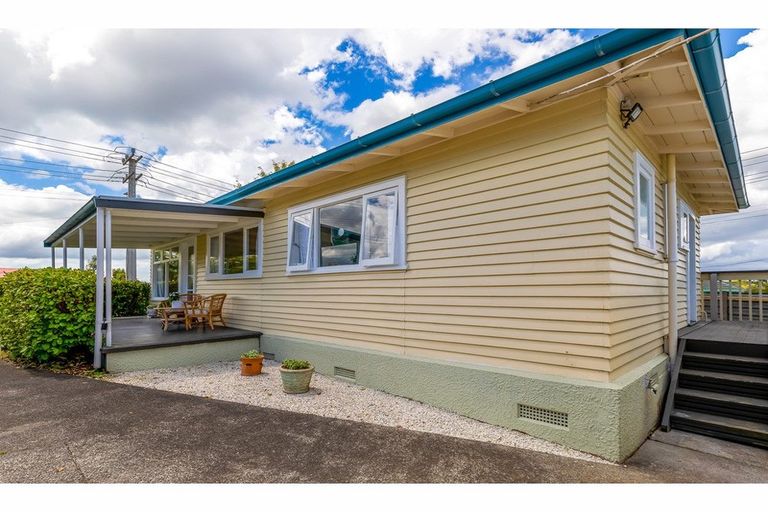 Photo of property in 11 Archlynn Road, Kelston, Auckland, 0602