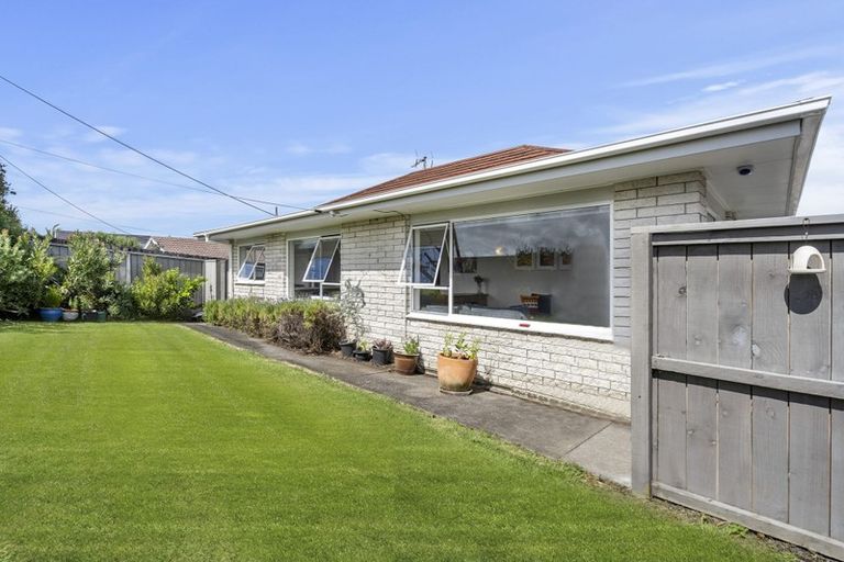 Photo of property in 1/141 Chivalry Road, Glenfield, Auckland, 0629
