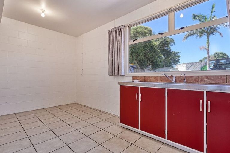 Photo of property in 46 Farquhar Road, Glendene, Auckland, 0602