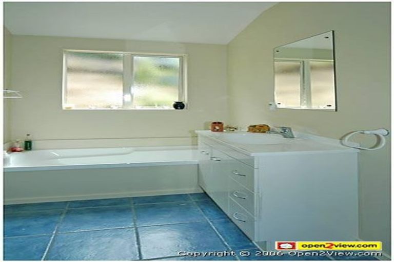 Photo of property in 17 Kopiko Way, Brooklyn, Wellington, 6021