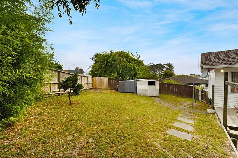 Photo of property in 11 Temuri Place, Glendene, Auckland, 0602