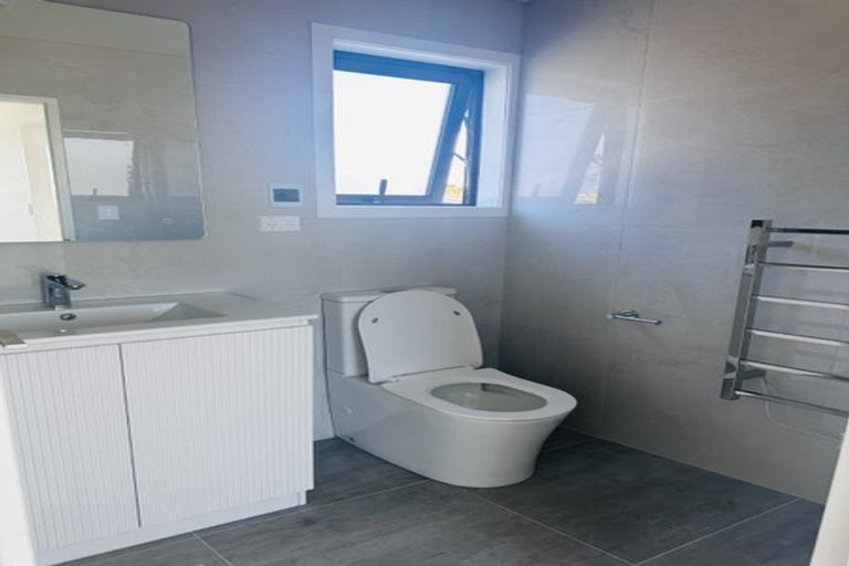 Photo of property in 1/1088 Beach Road, Torbay, Auckland, 0630