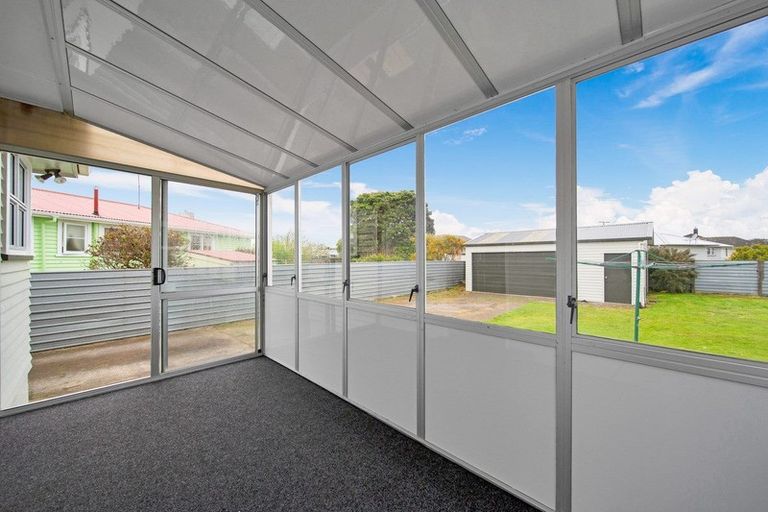Photo of property in 8 Bone Crescent, Hawera, 4610