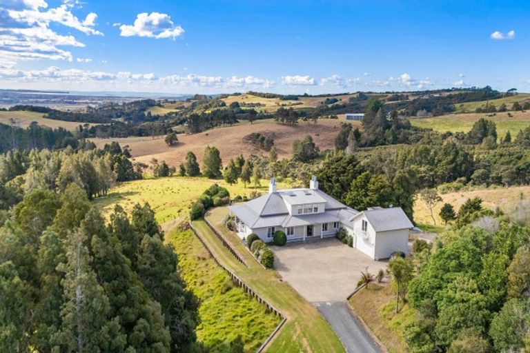 Photo of property in 38 Kaipara View Road, Helensville, 0875
