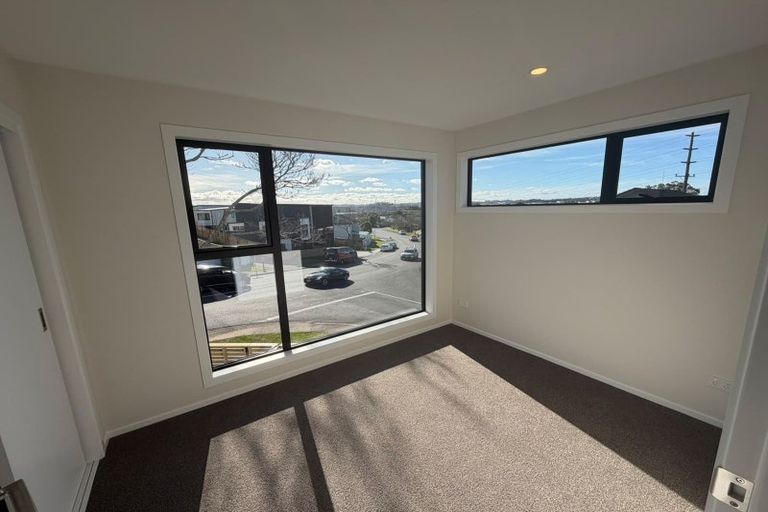Photo of property in 27 Meadowood Drive, Unsworth Heights, Auckland, 0632