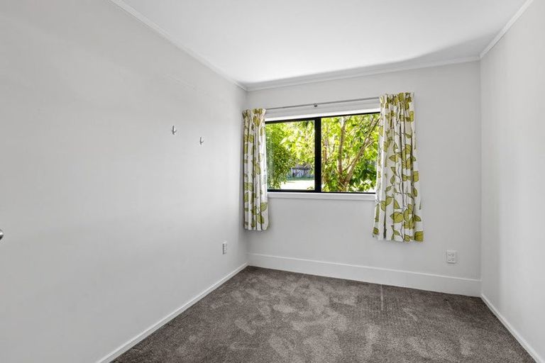 Photo of property in 2/5 John Jennings Drive, Oteha, Auckland, 0632