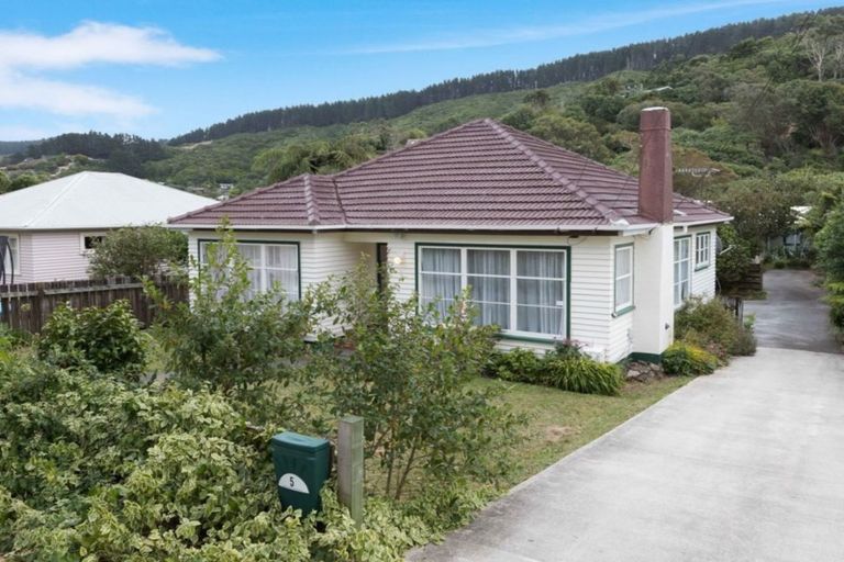 Photo of property in 5 Franklyn Road, Tawa, Wellington, 5028