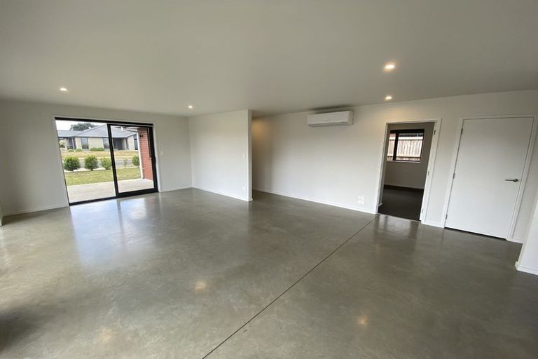 Photo of property in 1 Clifford Close, Leamington, Cambridge, 3432