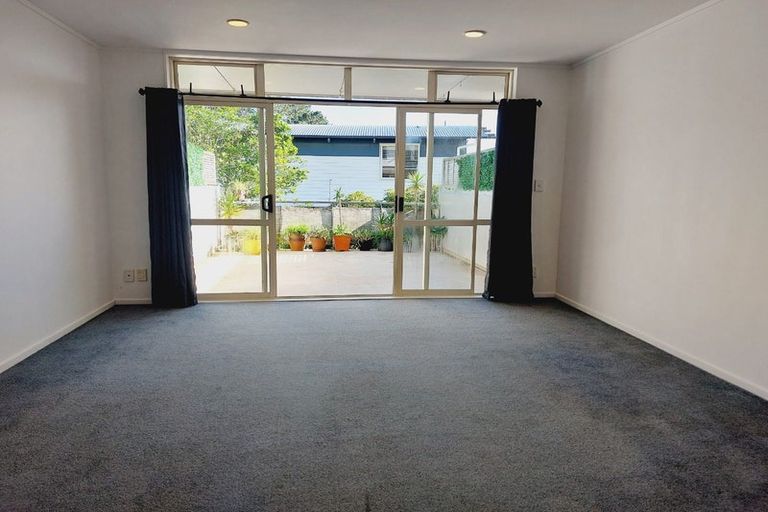 Photo of property in 2a/20 Ian Marwick Place, Birkenhead, Auckland, 0626