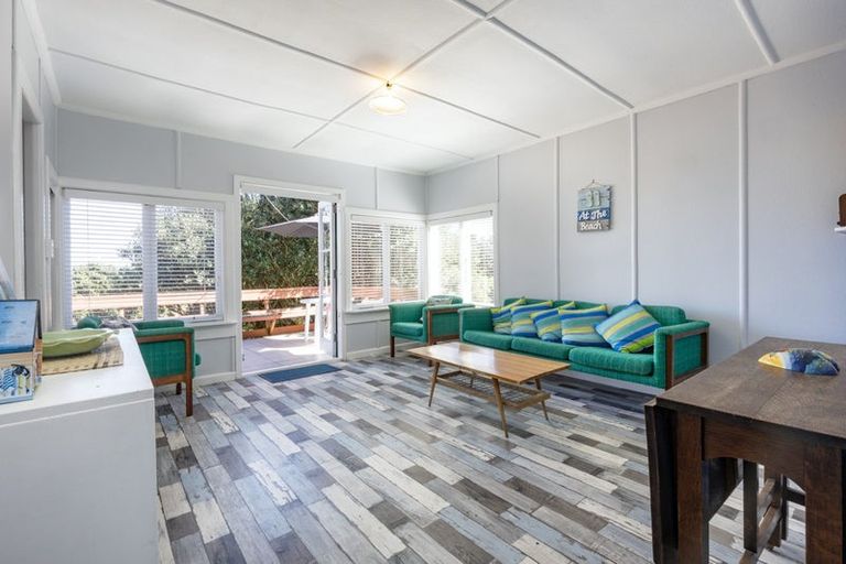 Photo of property in 35 North Piha Road, Piha, 0772