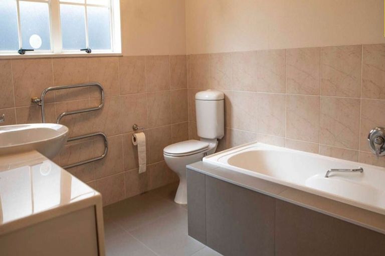 Photo of property in 2/48 Onepoto Road, Hauraki, Auckland, 0622