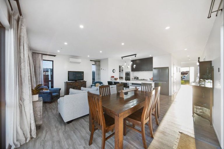 Photo of property in 11 Koiora Road, Clarks Beach, 2122