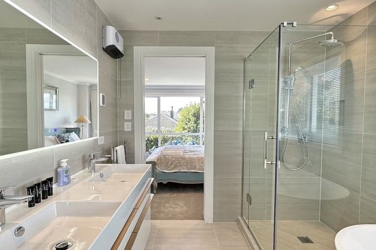 Photo of property in 7b Garadice Road, Rothesay Bay, Auckland, 0630