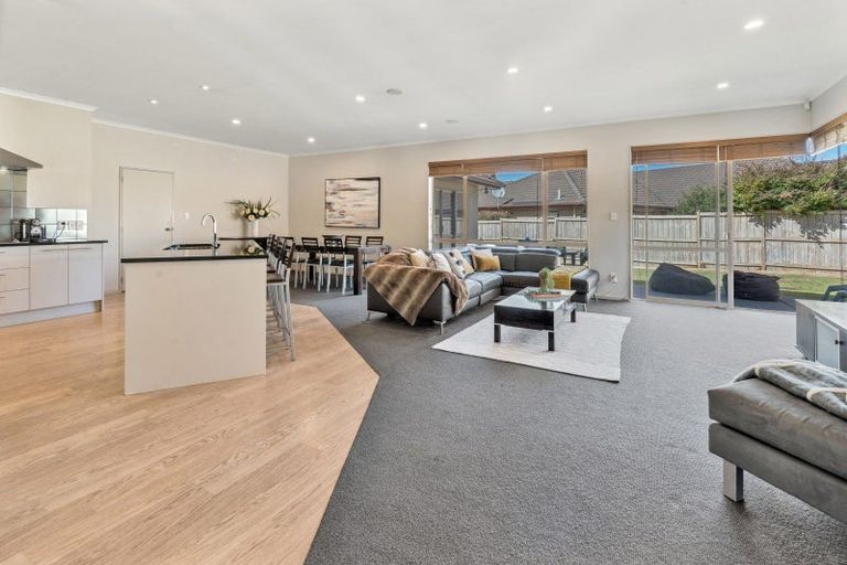 Photo of property in 43 Speyside Crescent, Flat Bush, Auckland, 2016