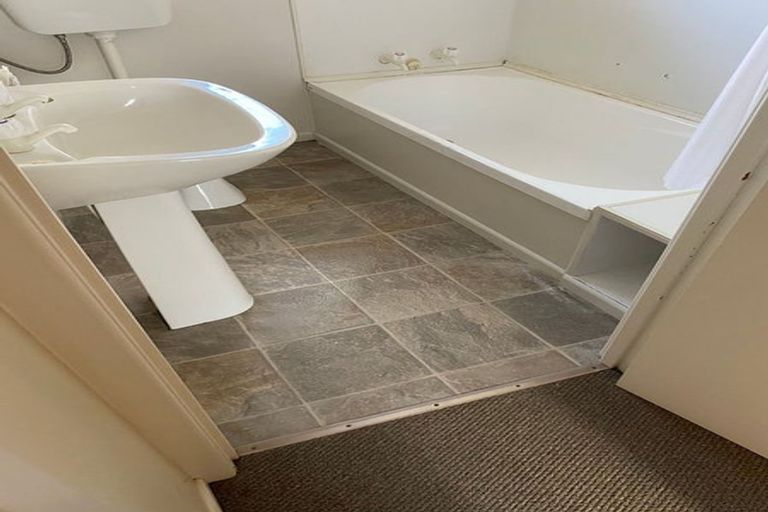 Photo of property in 1/10 Ocean View Road, Northcote, Auckland, 0627