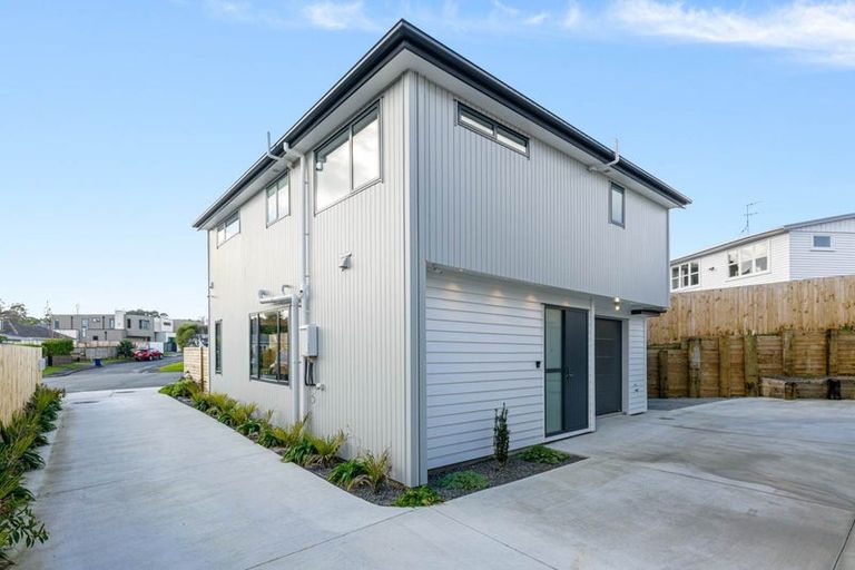 Photo of property in 12 September Place, Forrest Hill, Auckland, 0620
