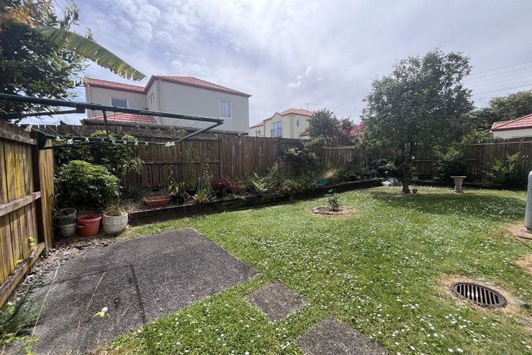 Photo of property in 8 Dainton Place, New Lynn, Auckland, 0600