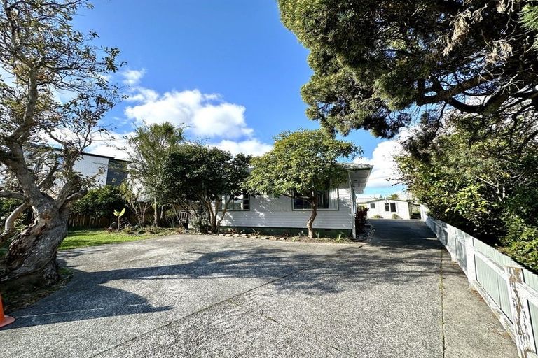 Photo of property in 6 Finlow Drive, Te Atatu South, Auckland, 0610