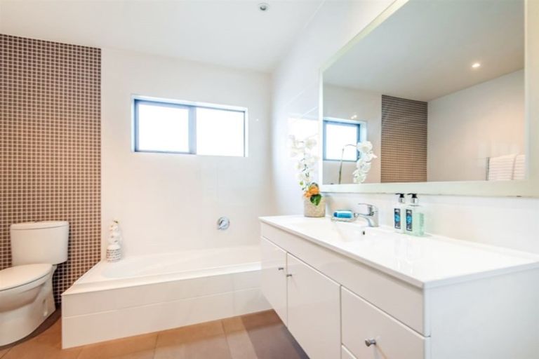 Photo of property in 4/9 Korotaha Terrace, Rothesay Bay, Auckland, 0630