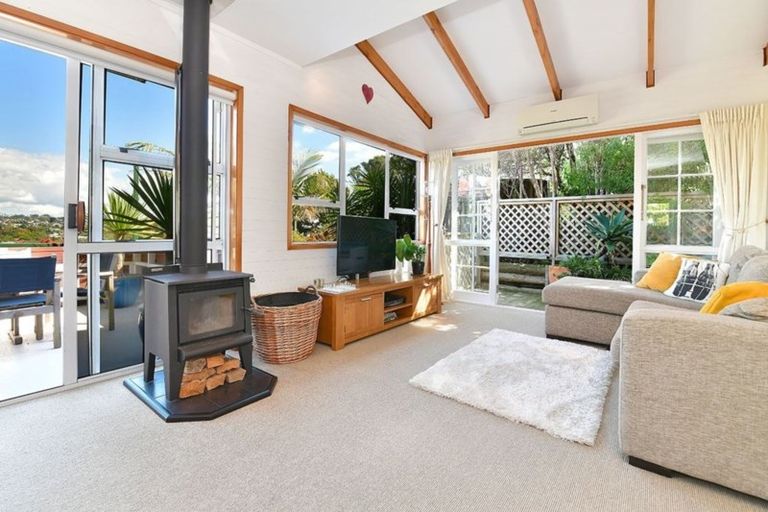Photo of property in 20 Tindalls Bay Road, Tindalls Beach, Whangaparaoa, 0930