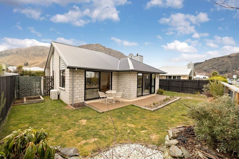 Photo of property in 2 Sew Hoy Lane, Arthurs Point, Queenstown, 9371