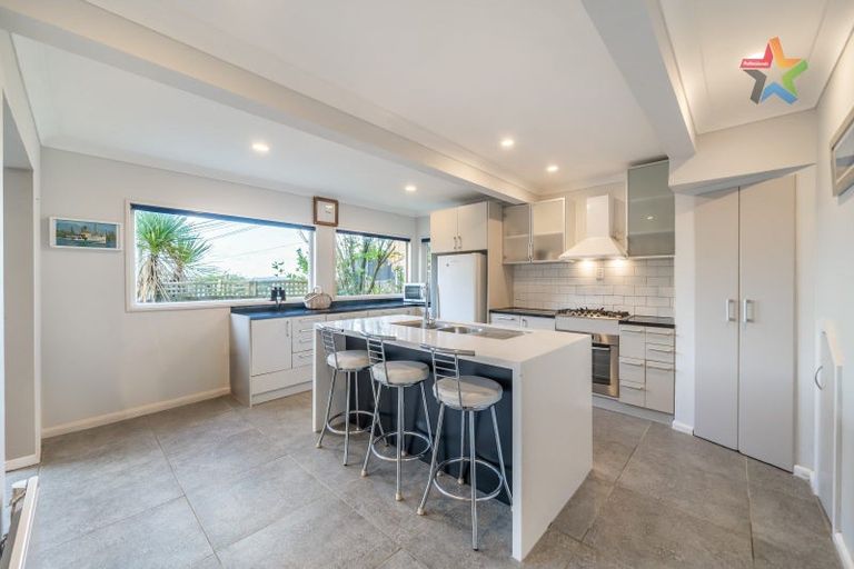 Photo of property in 15 Ferry Road, Days Bay, Lower Hutt, 5013