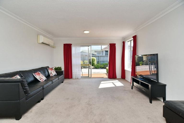 Photo of property in 2/11 Tuckers Road, Redwood, Christchurch, 8051