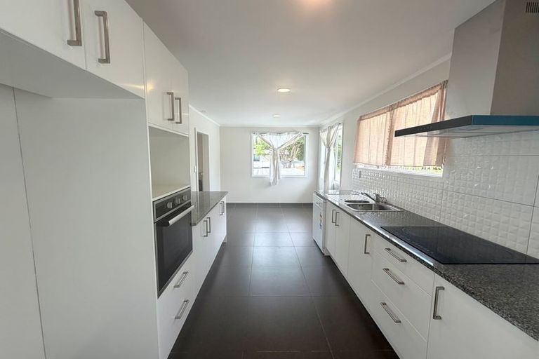 Photo of property in 39 Onedin Place, Titirangi, Auckland, 0604