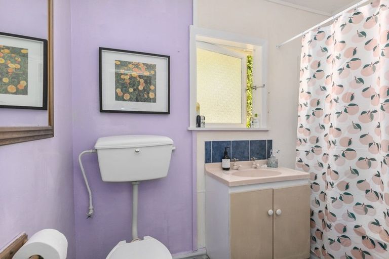 Photo of property in 138 Miromiro Road, Normandale, Lower Hutt, 5010