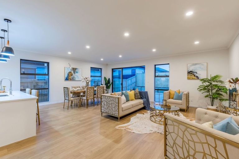 Photo of property in 43 Vinistra Road, Kumeu, 0810