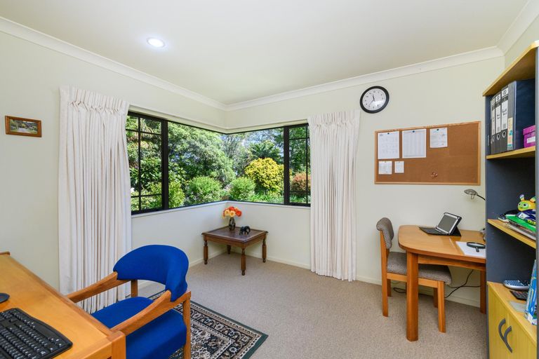 Photo of property in 11 La Lena Grove, Fitzherbert, Palmerston North, 4410