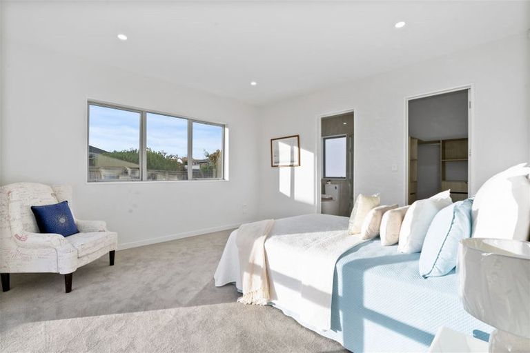 Photo of property in 16 Kilmacrennan Drive, Rosehill, Papakura, 2113