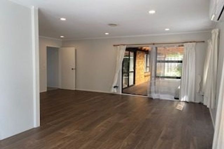 Photo of property in 1 Spears Place, Botany Downs, Auckland, 2010